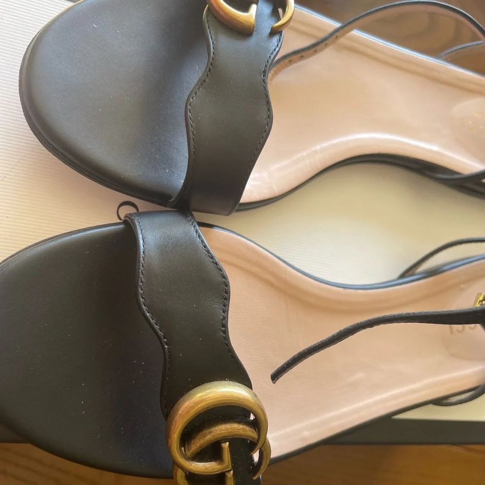 Gucci flat Black Leather Sandals with Gold Double G Accent - Picture 3 of 7